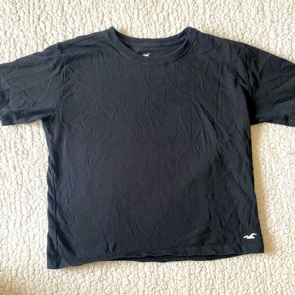 hollister black slightly cropped tee